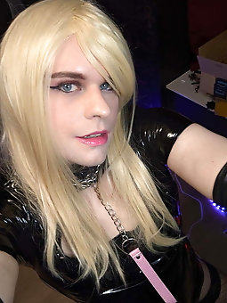 Blonde tranny hookers are spreading their hips