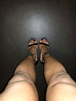Lofia Tona - Deep purple toenails