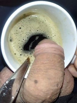 Young camwhore shows her ass to a million people